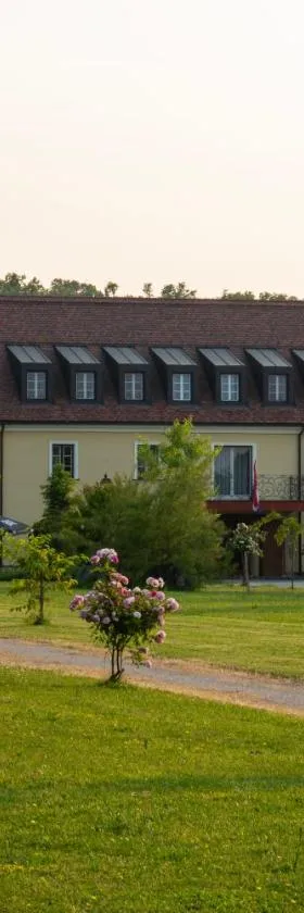 Hotel Dvorac Jurjevec，位于Lekenik的酒店