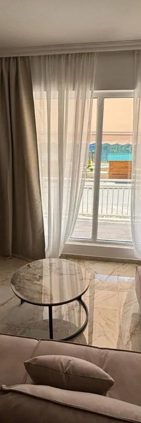 Capital Apartments - Premium luxury by the lake，位于普卢日内的酒店