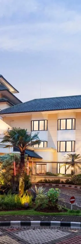 普尔瓦卡尔塔尊贵广场酒店，位于普哇加达的酒店