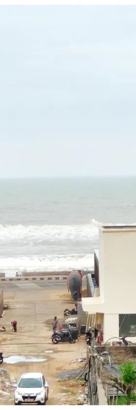 HOTEL As!sh Puri Near Jagannath Temple - Fully Air Conditioned Sea Side View Rooms #All Luxury -&- Spacious Room - Attached Balcony #Prime Location #Wi fi #Restaurant And Parking Facilities #Best Premium Hotel Puri !!，位于普里的酒店