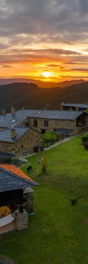 Complejo Rural Lar de Vies，位于A Pontenova的酒店