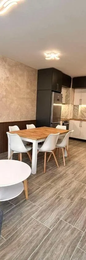 Urban Escape - 1BR With FREE Parking，位于瓦尔纳的酒店