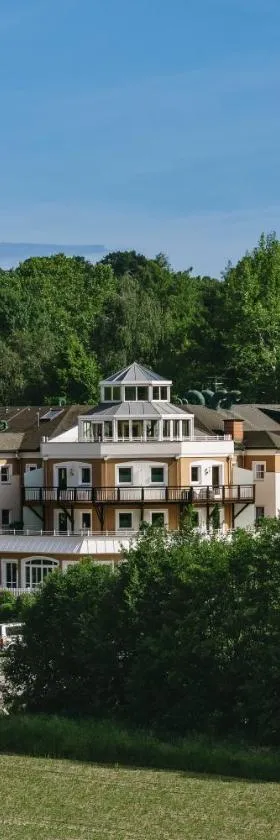 Hotel Albizia，位于延纳斯多夫的酒店