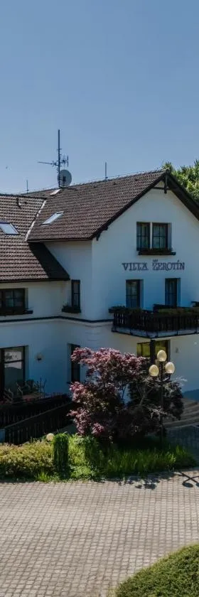 Villa Žerotín Penzion Bed & Breakfast，位于大洛西尼的酒店