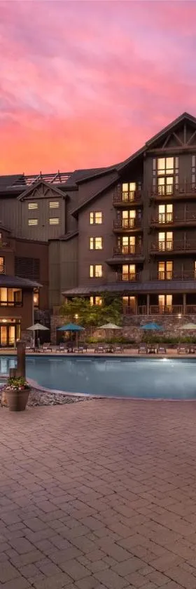 The Lodge at Spruce Peak, a Destination by Hyatt Residence，位于斯托的酒店