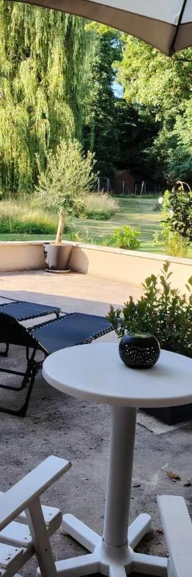 Appartement dans la campagne bourbonnaise，位于Pouzy-Mésangy的酒店