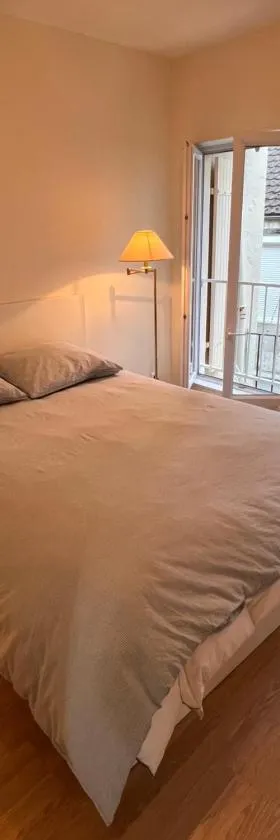 Chambre privative au calme en plein centre avec balcon，位于阿瓦隆的酒店