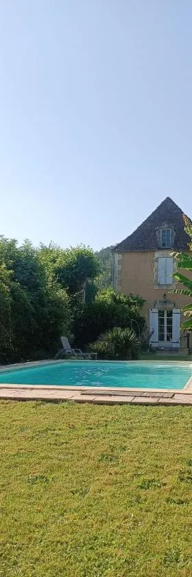 Villa EsquirHall, chambres d'hôtes，位于Journiac的酒店