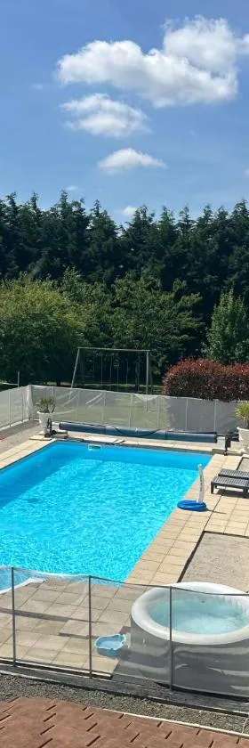 Maison avec piscine chauffée, plages du débarquement，位于Crouay的酒店
