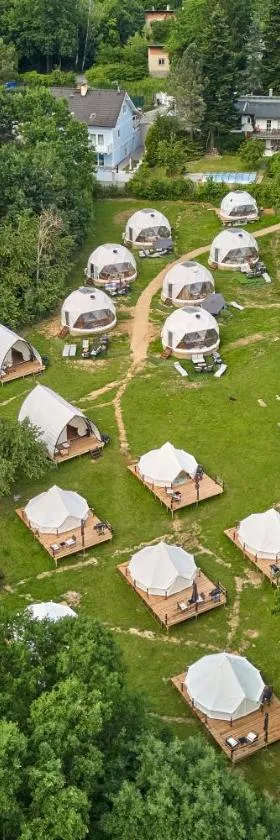Glamping Slapy，位于斯拉皮的酒店