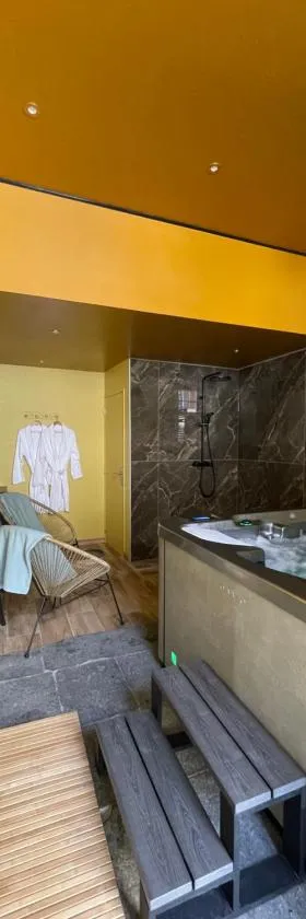 Maison Côté Halle La chambre de l'Artiste，位于圣弗卢尔的酒店
