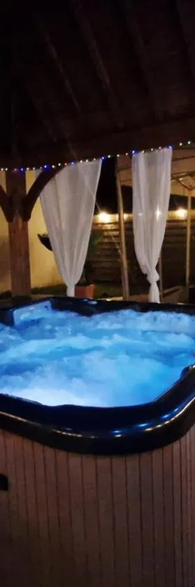 Les Trois Palmiers - Jardin, Jacuzzi privatifs，位于Les Bréviaires的酒店