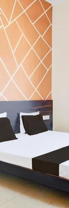 Hotel O M N Palace，位于贾巴尔普尔的酒店