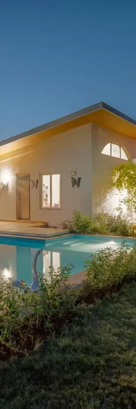SaffronStays Roselle, Malavli - pet-friendly pool villa with modern interiors，位于罗纳瓦拉的酒店
