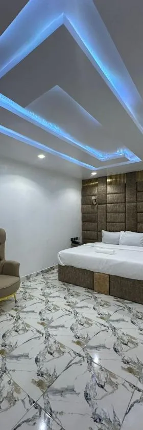Mega Cloud Hotel And Suites，位于Surulere的酒店