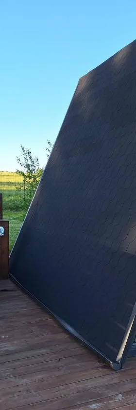 Szałas w Górach Izerskich, blisko Świeradów Zdrój i zamek Czocha, agroturystyka, ogrzewanie, klimatyzacja , plac zabaw, ognisko z rusztem i kijkami, żywe zwierzęta, latem basen，位于Mirsk的酒店