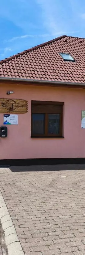 Vár-Liget Vendégház，位于Kisnána的酒店