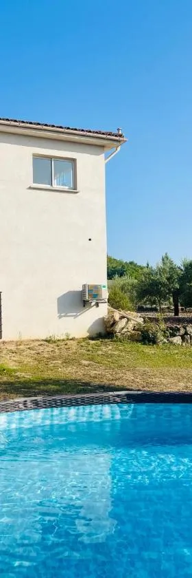 Villa Bahia - bas de villa en pleine nature !，位于Saint-Mitre-les-Remparts的酒店