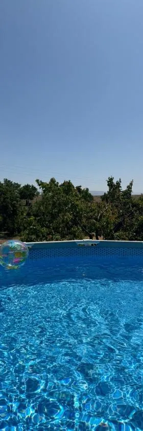 Villa Sandra and Pool near Airport，位于Norakert的酒店