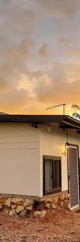 The Miners Cottage On Nettleton Lightning Ridge，位于莱特宁岭的酒店