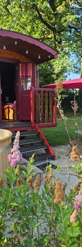 Le Roulottes du Petit Gouffre de Padirac avec Spa，位于帕迪拉克的酒店