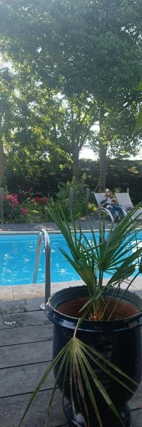 Duplex dans belle propriété avec piscine，位于Les Essarts-le-Roi的酒店