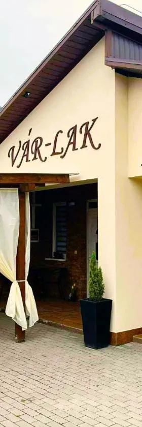 VÁR-LAK Apartman，位于小瓦尔道的酒店