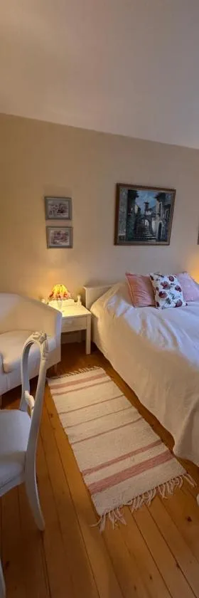 Dahlias Bed & Breakfast，位于Väderstad的酒店
