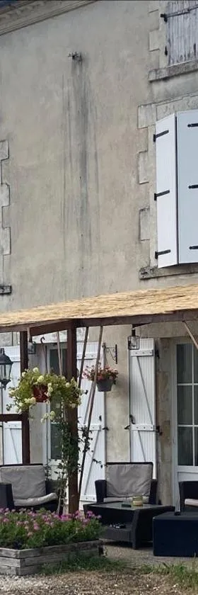 Large French Farmhouse，位于Néré的酒店