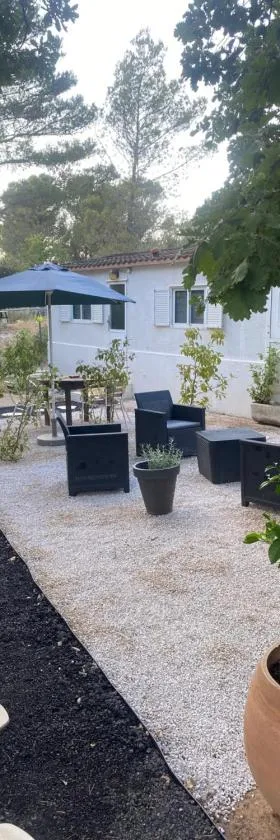 Bungalow avec piscine privative proche Aix en Provence，位于La Barben的酒店