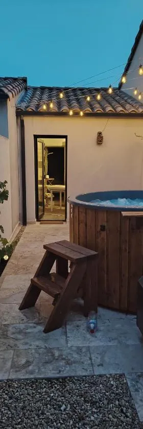 Suite romantique avec jacuzzi privatif，位于皮奥伦克的酒店