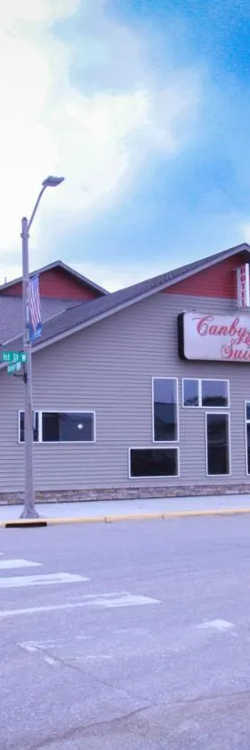 Canby Inn and Suites，位于Canby的酒店