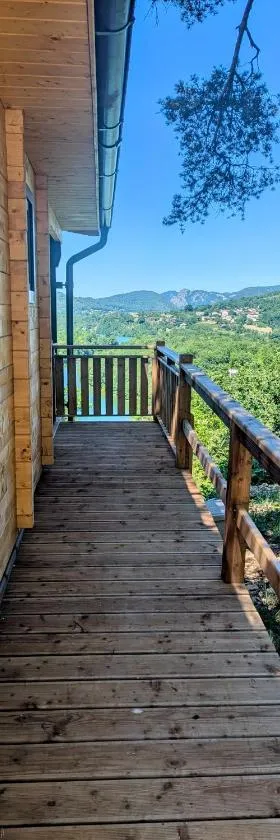 Cabanes et Lodges du Belvedere，位于Serrières-sur-Ain的酒店