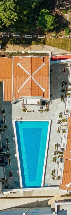 *NEW IN 2025* - Hotel Subra Atrium，位于赫尔采格诺维的酒店