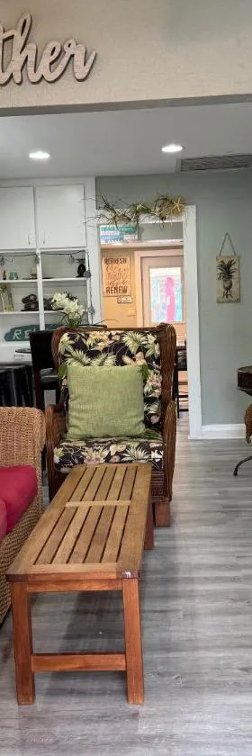 Key West Beach Bungalow 3 Bedroom Firepit Patio Grill Walk to Downtown Eats Drinks Shopping，位于沃思湖的酒店