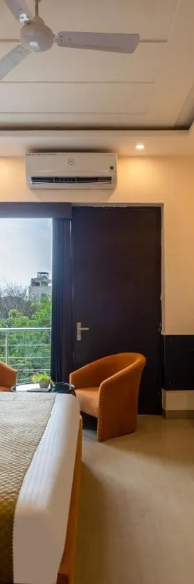 Limewood stay premier golf course road -sector 42，位于古尔冈的酒店