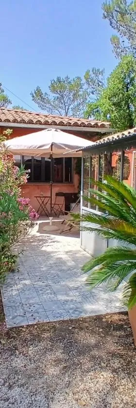 La Cachette de Pie - WIFI - TERRASSES - LOCAL VÉLO，位于Entrechaux的酒店
