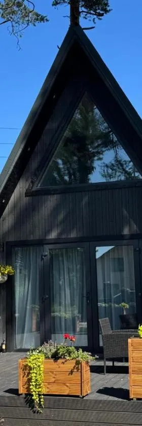 Pine house with sauna and hot tub，位于Skulte的酒店