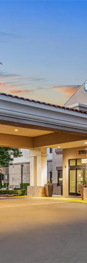 Best Western Valencia/Six Flags Inn & Suites，位于圣塔克拉瑞塔的酒店