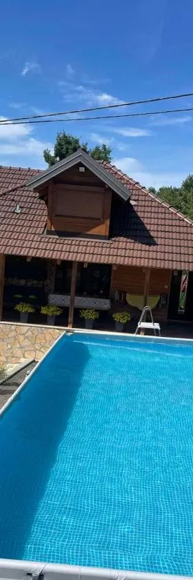 Apartman 1 nase brdo，位于古察的酒店