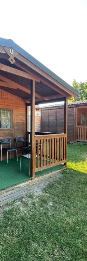 Autocamp Free Star - chatky a bungalovy B1 a B2 se 2 ložnicemi a WC，位于斯特拉霍廷的酒店