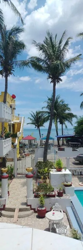 White & Yellow Castle Hotel and Resort，位于Balibago的酒店