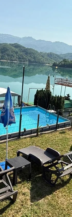 'Miris Ljeta' Cozy Lakefront Holiday Home，位于Jablanica的酒店