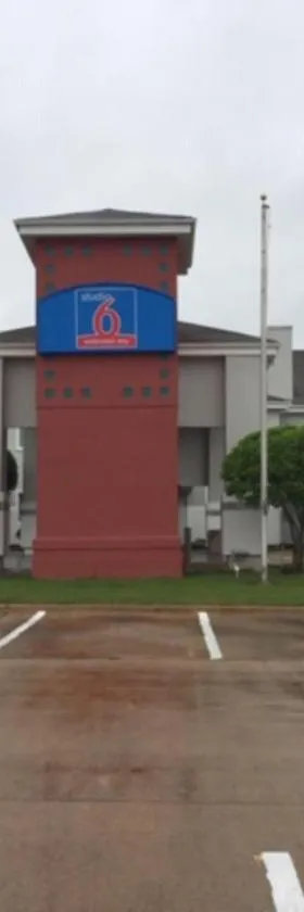 Studio 6 Burleson，位于伯利森的酒店