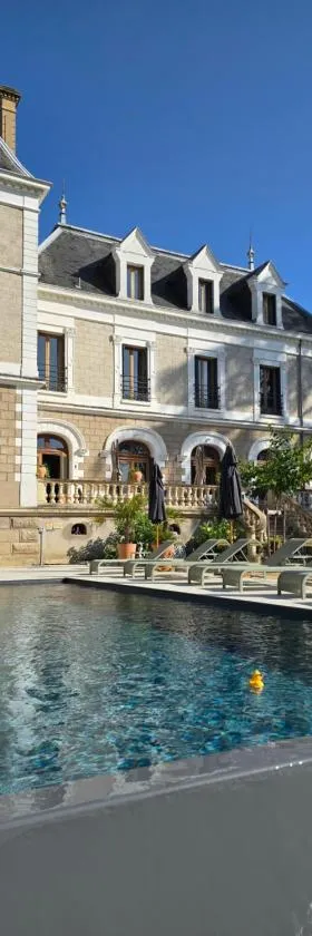 Eclosion Château Hôtel & Restaurant，位于Saint-Paul-en-Jarez的酒店