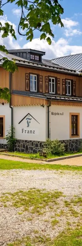 Wellness Hotel Franz - Rejvíz，位于耶塞尼克的酒店