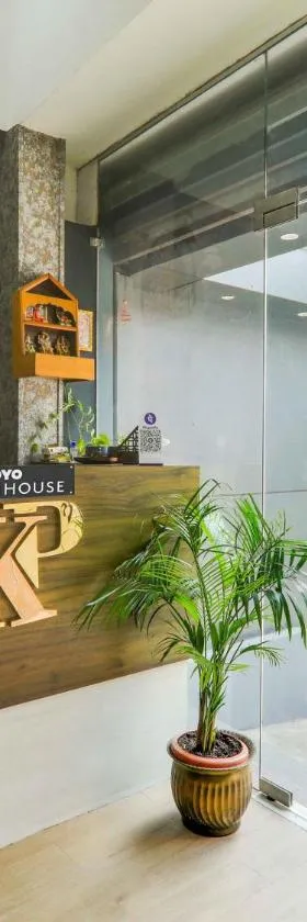 Super Hotel O Centrum Civil Lines，位于戈勒克布尔的酒店