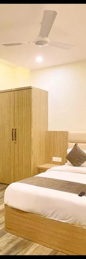 HOTEL P R ! Ujjain, Near Shri Mahakaleshwar Jyotirlinga Temple - Lift & Parking Facilities - Fully Air Conditioned And Spacious Room - Best Hotel In Ujjain，位于乌贾因的酒店