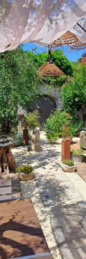 L Antre de Pierres - chambres d'hôtes et gites，位于Berrias Et Casteljau的酒店