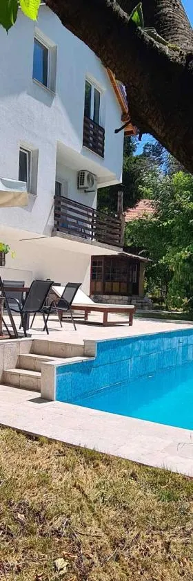 Private Villa with Swimming pool M&E，位于Košelji的酒店